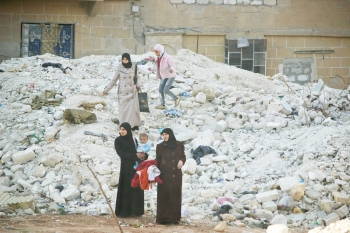 Persone si aggirano tra le macerie ad Aleppo dopo un attacco