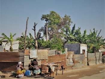 Due donne davanti alle loro case a Cabo Delgado