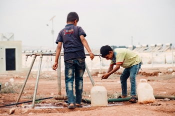  Bambini palestinesi attorno ad un pozzo d&rsquo;acqua