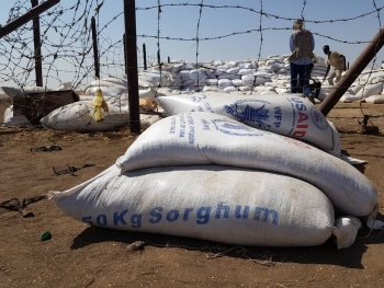 Aiuti umanitari e rifornimenti in un campo profughi in Sudan