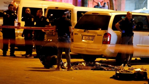 Un agente israeliano sulla scena dove un palestinese &egrave; stato ucciso, vicino la Porta di Damasco, nel confine orientale di Gerusalemme