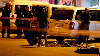 Un agente israeliano sulla scena dove un palestinese &egrave; stato ucciso, vicino la Porta di Damasco, nel confine orientale di Gerusalemme