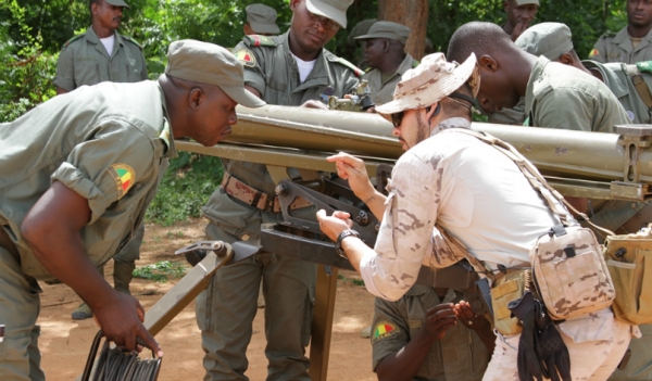 Il centro di esercitazioni di Koulikoro addestra lo spagnolo Grupo T&aacute;ctico Interarmas 3, spiegando il metodo pi&ugrave; efficace per usare le armi.  