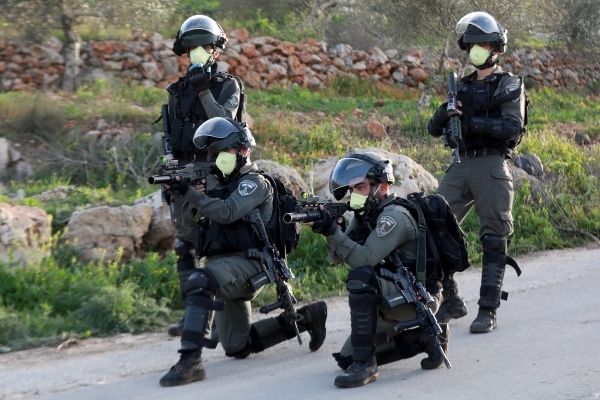 Le forze israeliane mentre puntano le armi durante la protesta palestinese vicino la citt&agrave; di Beita, 11 marzo 2020.