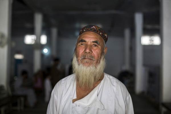 Un rifugiato afghano fotografato a Peshawar, nel Pakistan, presso il centro di rimpatrio volontario dell'UNHCR