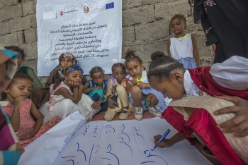 A group of displaced children in Yemen participate in catch-up classes organized by Save The Children