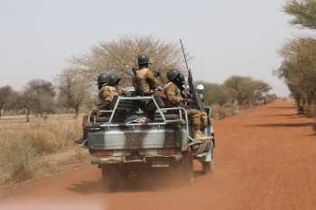 Forze governative di sicurezza pattugliano vicino Gorgadji, Burkina Faso 