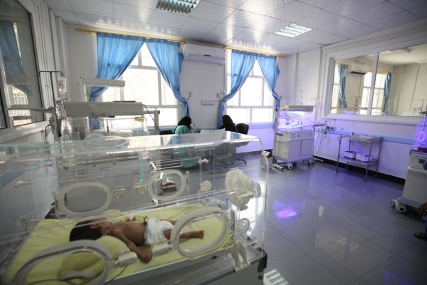Un neonato in incubatrice nell'ospedale Al-Sabeen della capitale Sana&rsquo;a. I frequenti bombardamenti hanno causato interruzioni di corrente elettrica, mancanza di medicine e di gasolio in tutto lo Yemen. 