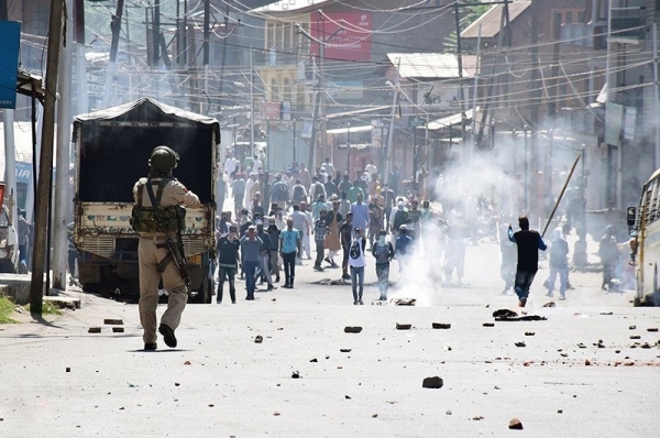 Polizia in Kashmir che affronta manifestanti violenti Dicembre 2018.