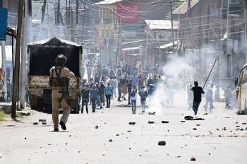 Polizia in Kashmir che affronta manifestanti violenti Dicembre 2018.