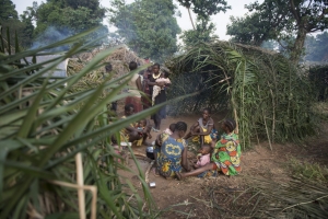 Rifugiati del Sud Sudan in una capanna di fortuna a Bitima, nel Congo.  