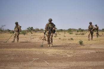 Soldati francesi in cerca di ordigni esplosivi improvvisati (IEDs) nella regione del Sahel