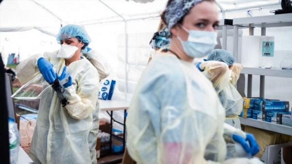 Operatori sanitari indossano dispositivi di protezione prima dell&rsquo;inizio del turno