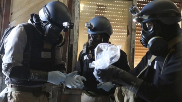 Esperti dell&rsquo;OPAC raccogliendo prove in uno dei luoghi di un presunto attacco chimico