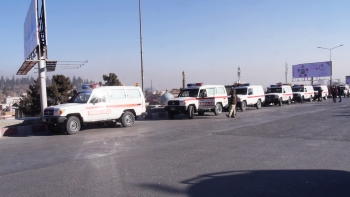 Veicoli del Kabul Ambulance Service sono pronti a trasportare le vittime in ospedale dopo l&rsquo;attacco sull&rsquo;albergo. 