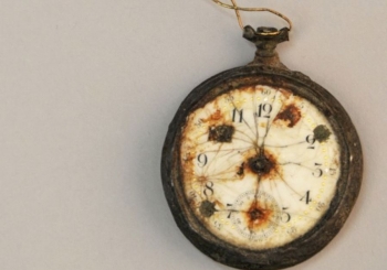 Un orologio da taschino trovato nel 1967 nell&rsquo;area dei crematori e delle camere a gas di Auschwitz