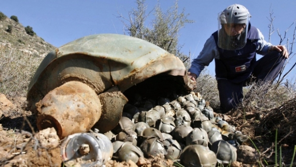 Responsabile tecnico del Mines Advisory Group (MAG) ispeziona un'unit&agrave; di bombe a grappolo a Ouazaiyeh, Libano, 9 Novembre 2006