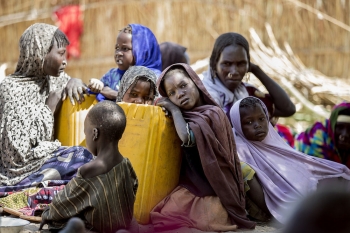 Bambini Ciadiani con le loro madri in un campo di sfollati