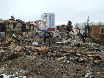 Militari del servizio di emergenza dell'Ucraina smaltiscono bombe russe durante la battaglia di Chernihiv, 9 marzo 2022.