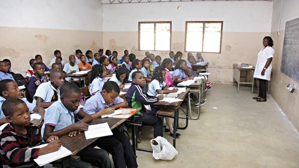 Bambini nell&rsquo;aula di una scuola in Mozambico
