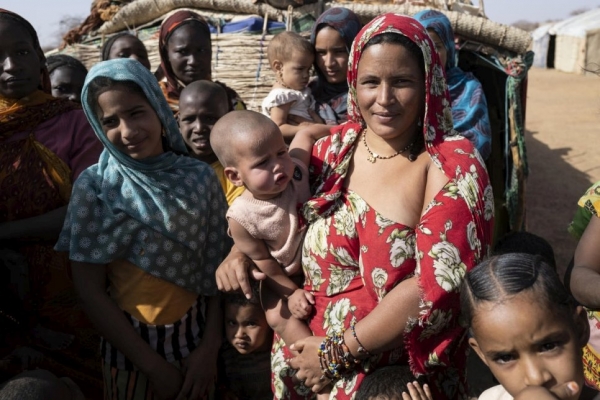 Rifugiate provenienti dal Mali aspettano la distribuzione di kit di dignit&agrave; nel campo di Goudoubo, Burkina Faso