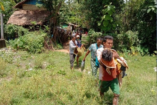 Residenti in fuga dal villaggio di Nyaung Khet Kan in seguito a colpi di fuoco d&rsquo;artiglieria, 8 settembre 2020