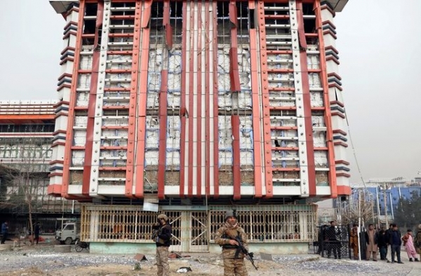 Le forze di sicurezza afghane davanti ad un edificio danneggiato dall'esplosione a Kabul, Afghanistan