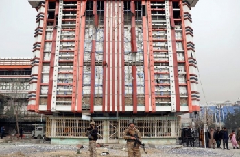Le forze di sicurezza afghane davanti ad un edificio danneggiato dall&#039;esplosione a Kabul, Afghanistan