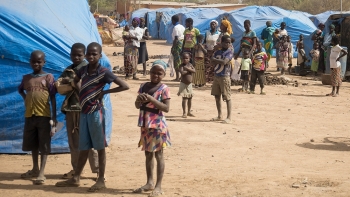 Gruppo di giovani in un campo sfollati nella regione nord di Barsalogho, Burkina Faso 