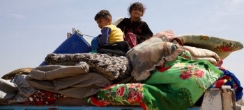 Una famiglia di sfollati lascia la zona di conflitto in Siria per cercare un luogo pi&ugrave; sicuro all'interno dei confini