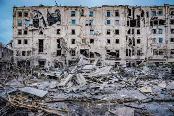 Grande edificio distrutto dalla guerra