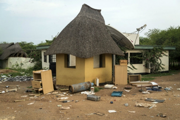 Il complesso del Terrain Hotel &egrave; stato saccheggiato dalle truppe del Sudan del Sud, le quali hanno continuato ad attaccare gli operatori umanitari stranieri, luglio 2016. 