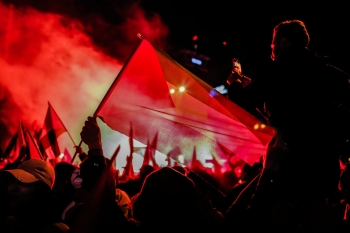 Protestanti palestinesi si riuniscono di notte