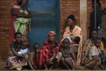 Grupo of people sitting next each other 