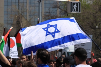 Bandiere di Israele e Palestina durante una protesta 