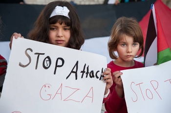 Bambini palestinesi protestano contro gli attacchi su Gaza