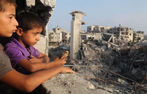  Bambini palestinesi guardano fuori dalla finestra della propria casa a Gaza.