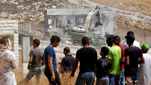 Ruspa dell&rsquo;esercito israeliano durante la demolizione di un edificio palestinese a Wadi Hummus,22 luglio 2019