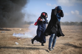 Donne che scappano dopo un bombardamento a Gaza. 