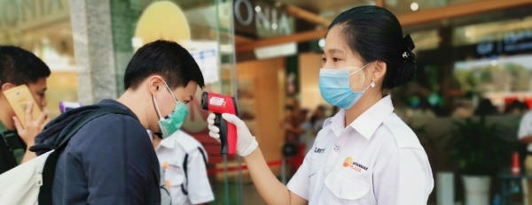 Controllo delle temperature dei clienti all'ingresso di un centro commerciale in  Myanmar