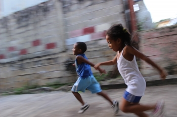 Two african children while running 