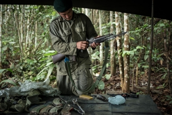 Combattente FARC nella giungla 