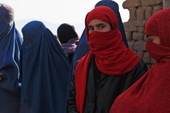 Donne afghane coperte dal burqa.