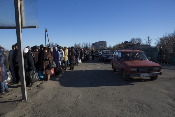 Uomini e donne fanno la fila in una fredda giornata invernale