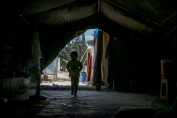  Bambino che entra in una tenda