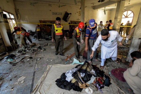 Soccorritori nella moschea dopo l&rsquo;esplosione, Peshawar, Pakistan 