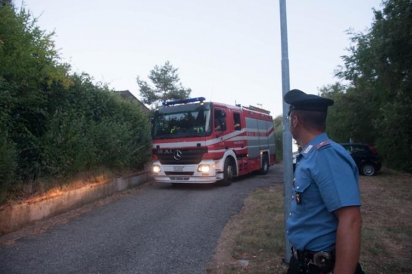 Carabinieri e Vigili del Fuoco all'opera dopo lo scoppio dell'ordigno a Sassuolo di Monterenzio (Bologna)