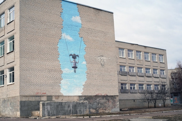 Illustrazione dipinta sul muro esterno di una scuola nell'Ucraina orientale