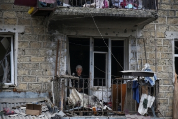 Le conseguenze di un bombardamento a Stepanakert (Nagorno-Karabakh) il 4 ottobre 2020 