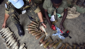 Un Peacekeeper delle Nazioni Unite in Repubblica Democratica del Congo che supporta il processo di disarmo nel Paese